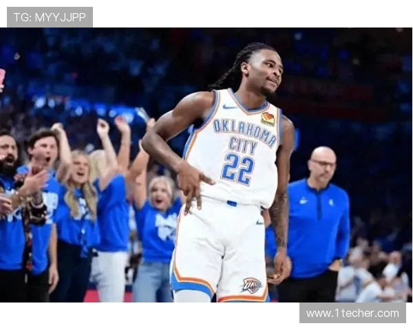 雷霆官方宣布卡森华莱士荣获11月份最佳防守球员奖杯并领取奖项