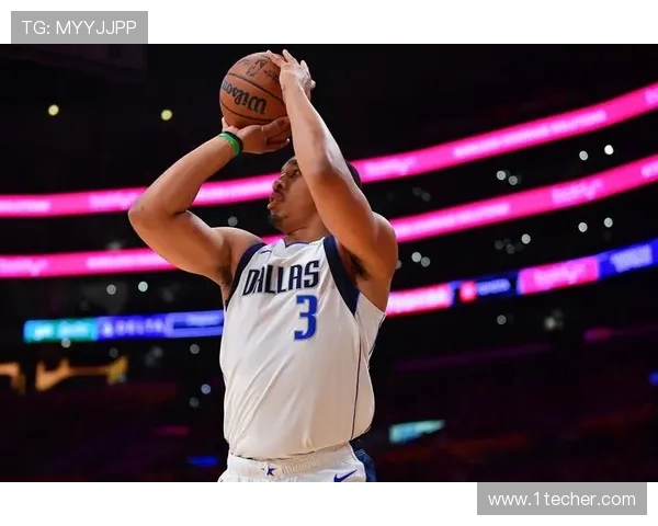 美记曝浓眉左手伤情 球员通道内痛到弯腰引联盟担忧比赛前景